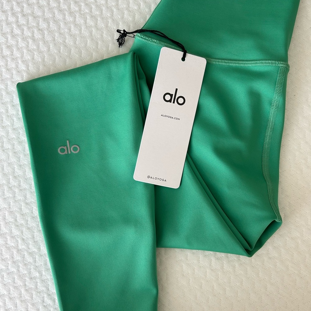 Alo leggings NWT in Lettuce color